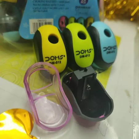 Taille-crayons de la marque DOMS, modèle DM-012, avec réservoir